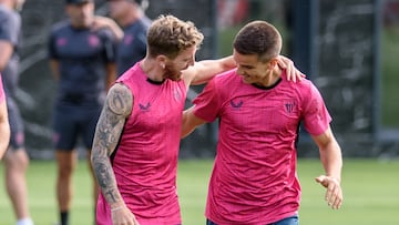 GRAFCAV202. LEZAMA, 10/08/2023.-. Los jugadores del Athletic de Bilbao Iker Muniain (i) e Iñigo Ruiz de Galarreta (d) durante el entrenamiento que el conjunto rojiblanco ha celebrado este jueves  en las instalaciones de Lezama previo al debut liguero del sábado ante el Real Madrid en San Mamés. EFE/Javier Zorrilla
