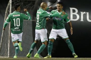 Futbol, Audax vs Universidad Catolica.
Decima fecha, cmapeonato de Clausura 2016/17.
El jugador de Audax Juan Pablo Mino, derecha, celebra con sus companeros su gol contra Universidad Catolica durante el partido de primera division disputado en el estadio Bicentenario La Florida de Santiago, Chile.
16/04/2017
Andres Pina/Photosport
************

Football, Audax vs Universidad Catolica.
10th date, Clousure Championship 2016/17
Audax player Juan Pablo Mino, right, celebrates with teammates after scoring against Universidad Catolica during the first division football match held at the Bicentenario La Florida stadium in Santiago, Chile.
16/04/2017
Andres Pina/Photosport