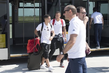 La llegada a Madrid. Lucas Vázquez bajando del autobús que transporta al equipo del avión a la terminal.