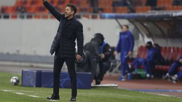 Diego Pablo Simeone da instrucciones durante el Atlético-Chelsea de los octavos de final de la Liga de Campeones 2020-2021.