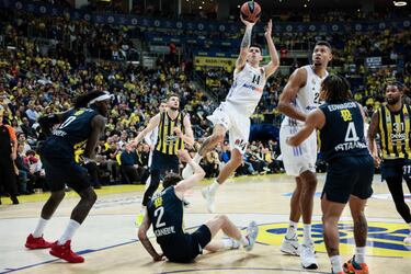 El Madrid embiste al líder