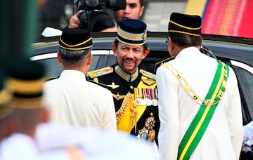 El sultán de Brunei, Hassanal Bolkiah, tendría una fortuna valorada en 30.000 millones dólares, de acuerdo con Celebrity Net Worth. Una desorbitante cantidad que procede principalmente del petróleo.