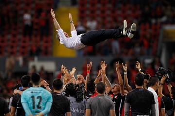 AME1473. GUADELAJA (MÉXICO), 01/10/2022.- Diego Cocca, entrenador de Atlas, es homenajeado tras un partido ante Necaxa, de la jornada 17 del torneo Apertura 2022 de la liga del fútbol mexicano, disputado en el Estadio Jalisco, en Guadalajara (México). EFE/ Francisco Guasco
