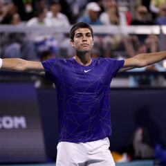 Alcaraz maravilla con su segundo triunfo ante Tsitsipas