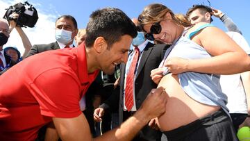 Un autógrafo de Djokovic en el vientre de una embarazada