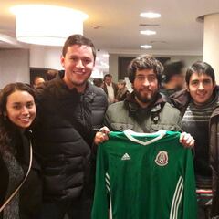 Los primeros aficionados del Tri ya tienen sus autógrafos