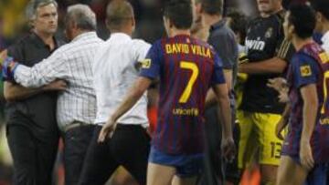 incidente. Mourinho y Vilanova son separados tras la trifulca que protagonizaron en el Camp Nou.