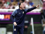 Guadalajara's Argentine head coach Gabriel Milito gestures during the Liga MX Clausura football match between Guadalajara and Pumas at Akron stadium in Zapopan, Jalisco state, Mexico, on April 5, 2026. (Photo by Ulises Ruiz / AFP)