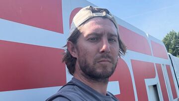 Alec Chambers frente a un cartel de ESPN