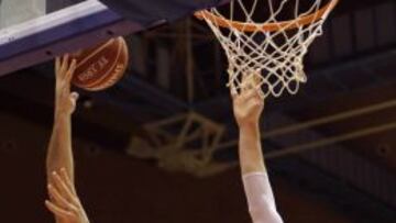 Nocioni intenta taponar la bandeja de Mario Delas.