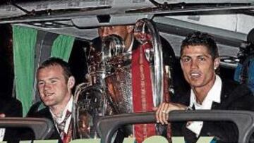 <b>ALEGRÍA. </b>Carrick, Rooney y Cristiano Ronaldo con la Copa de Europa en el autobús del Manchester, anoche a su llegada a Inglaterra.