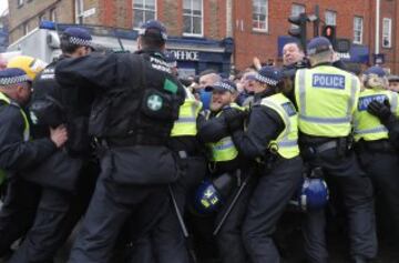 Pelea entre los seguidores del Tottenham y el Millwall