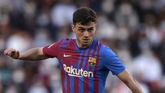 Soccer Football - LaLiga - Valencia v FC Barcelona - Mestalla, Valencia, Spain - February 20, 2022
 FC Barcelona&#039;s Pedri in action with Valencia&#039;s Uros Racic REUTERS/Pablo Morano