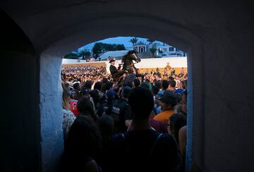 La ciudad menorquina de Ciutadella vibró con los 'Jocs des Pla', una tradición que cada año aglutina a más gente en las fiestas de Sant Joan.