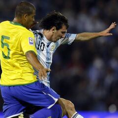 Felipe Melo: "En Brasil rotábamos para dar patadas a Messi"