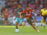 AME255. GUADALAJARA (MÉXICO), 31/01/2026.- Mateo García (d) de Atlas disputa el balón con Mauro Aldair Zaleta de Mazatlán este sábado, durante un partido de la jornada 14 del torneo clausura 2026 de la Liga MX entre Atlas y Mazatlán disputado en el Estadio Jalisco, en Guadalajara (México). EFE/ Francisco Guasco