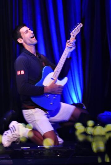 Djokovic tocó la guitarra en el ANZ Jam Slam junto al holograma del famoso músico neozelandés, Keith Urban.