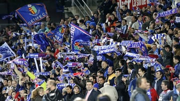 Aficionados del Getafe en la grada del Coliseum.