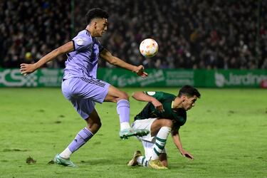 El debutante Álvaro Rodríguez con Karim El Kounni.