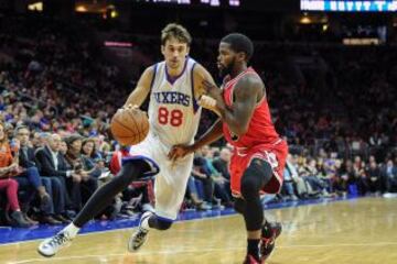 El ruso Alexey Shved, defendido por Aaron Brooks.