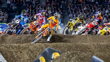 Jorge Prado lidera la carrera de Supercross en San Diego.