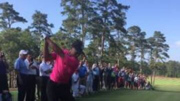 El golfista Tiger Woods hace el saque de honor del Bluejack National Golf Course en Montgomery, Texas.