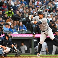 El capitán Aaron Judge calienta a la ofensiva de los New York Yankees