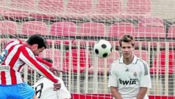 <b>VOLEÓN. </b>Guerra enganchó una gran volea que salió por encima de la portería de Adán.