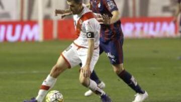El centrocampista del Rayo Vallecano, Roberto Trashorras, controla el balón ante el jugador argentino del Eibar, Gonzalo Escalante.
