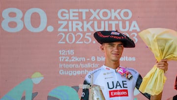 Getxo (Bizkaia), 03/08/2025.- El mexicano Isaac del Toro, del equipo UAE Emirates, en el podio como vencedor del 80 Circuito de Getxo-Memorial Hermanos Otxoa, carrera de un día de 172,2 km con perfil quebrado y final en cuesta, este domingo en Getxo (Bizkaia).-EFE/ Javier Zorrilla