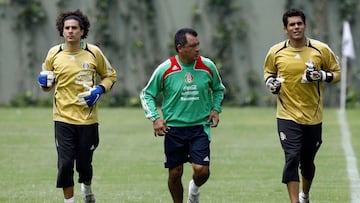 Guillermo Ochoa (izq) entrena junto a Oswaldo Sánchez (der) en la Selección Mexicana