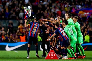 El Barcelona levanta el trofeo de LaLiga en el Camp Nou