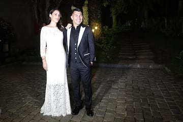 Santiago, 07 de julio 2017.
El futbolista Gary Medel junto a su esposa Cristina Morales saludan a la prensa durante su fiesta de matrimonio.

Karin Pozo/Photoport