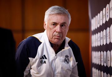 Ancelotti se levanta de la silla, tras la rueda de prensa de Riad.