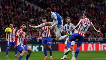 MADRID, 21/02/2026.- El delantero del Espanyol Jofre Carreras (c) en acción durante el partido de la jornada 25 de LaLiga que Atlético de Madrid y RCD Espanyol disputan este sábado en el Metropolitano. EFE/ Sergio Perez