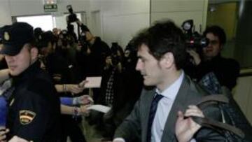 Casillas: "La expulsión de Van Persie marcó el partido"