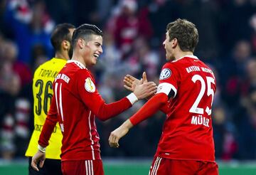 James y Thomas Müller en triunfo ante Borussia Dortmund por la Copa de Alemania
