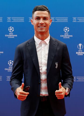 El jugador de la Juventus Cristiano Ronaldo posa antes del sorteo. 