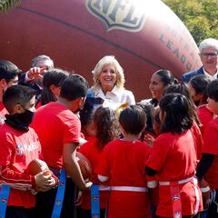 Jill Biden busca empoderar a la mujer a través del flag football