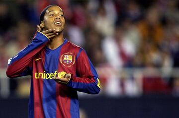 En la temporada 2007/08 Ronaldinho acaba perdiendo la titularidad en favor del recién llegado delantero francés Thierry Henry. En abril de 2008 una nueva lesión terminó de apartar definitivamente al jugador del equipo. En junio de 2008 Pep Guardiola reemplazó a Rijkaard en el banquillo del F. C. Barcelona y, en su presentación, anunció públicamente que no contaba con varios jugadores de la plantilla, entre ellos, Ronaldinho.