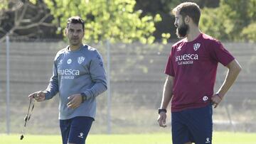 Míchel conversa con Pulido en un entrenamiento.