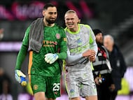 Manchester City's Italian goalkeeper #25 Gianluigi Donnarumma celebrates with Manchester City's Norwegian striker #09 Erling Haaland after the English Premier League football match between Burnley and Manchester City at Turf Moor in Burnley, north-west England on April 22, 2026. (Photo by Paul ELLIS / AFP) / RESTRICTED TO EDITORIAL USE. No use with unauthorized audio, video, data, fixture lists, club/league logos or 'live' services. Online in-match use limited to 120 images. An additional 40 images may be used in extra time. No video emulation. Social media in-match use limited to 120 images. An additional 40 images may be used in extra time. No use in betting publications, games or single club/league/player publications. /