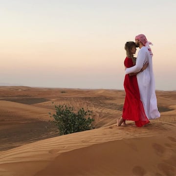 Yannick Carrasco en el desierto de Dubai junto a su novia. 