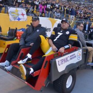 Ben Roethlisberger abandona el campo tras lesionarse.