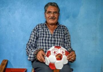 Balones colgados de los balcones, la estatua de un balón en la plaza del pueblo, un museo del balón, 20 fábricas de balones... está claro de qué vive el pequeño pueblo colombiano de Monguí.