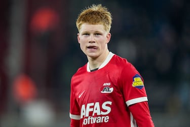 Su nombre se ha asociado con todos los grandes clubes europeo. La cifra de su traspaso puede fijar un récord en la liga holandesa. Un futbolista versátil que puede ser un 8 o un 6. Aconstumbrado a ser un jugador importante.