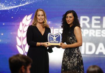 Khalida Popal, futbolista afgana, premio Mujer, Empresa y Deporte con Theresa Zabell.