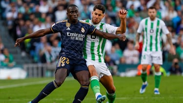 SEVILLA, 09/12/2023.- El defensa del Real Madrid Ferland Mendy (i) y el centrocamipsta del Betis Ayoze Pérez durante el partido de la Jornada 16 de LaLiga que Betis y Real Madrid disputan este sábado en el estadio Benito Villamarín de Sevilla. EFE/ Julio Muñoz
