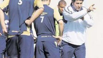 <b>DIFÍCIL PASADO. </b>Hierro imparte instrucciones a sus jugadores.