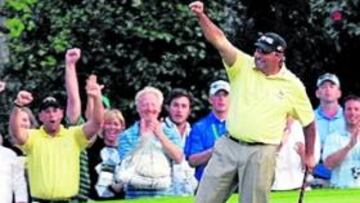 <b>VENCEDOR. </b>El argentino Ángel Cabrera celebra su victoria en el Masters de Augusta, tras embocar su segundo putt en el segundo hoyo de desempate con Kenny Perry.